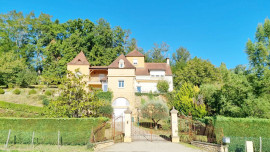 
                                                                                        Vente
                                                                                         A Sarlat maison de 200 m² environ avec une piscine,