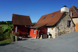 
                                                                                        Vente
                                                                                         Ancien corps de ferme du XVIIIe niché dans le calme de la nature du Périgord vert. 