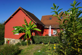 
                                                                                        Vente
                                                                                         Ancien corps de ferme du XVIIIe niché dans le calme de la nature du Périgord vert. 