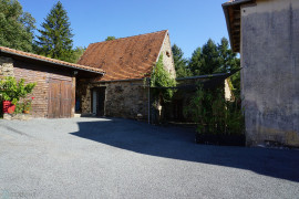 
                                                                                        Vente
                                                                                         Ancien corps de ferme du XVIIIe niché dans le calme de la nature du Périgord vert. 