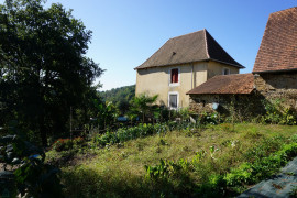 
                                                                                        Vente
                                                                                         Ancien corps de ferme du XVIIIe niché dans le calme de la nature du Périgord vert. 