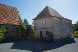 
                                                                                        Vente
                                                                                         Ancien corps de ferme du XVIIIe niché dans le calme de la nature du Périgord vert. 