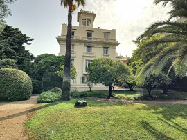 
                                                                                        Location
                                                                                         Appartement bourgeois au coeur d'un hôtel particulier