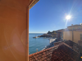 
                                                                                        Vente
                                                                                         Appartement rénové avec vue mer et port dans le Vieux Villefranche