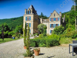 
                                                                                        Vente
                                                                                         ARDECHE - CHATEAU du XVIIème 1400 M² - CHAMBRES D’HÔTES - GÎTES - SOURCES - 1.8 HA