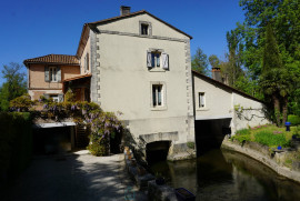 
                                                                                        Vente
                                                                                         Authentique moulin à eau du XIXe siècle avec sa roue à aubes. 