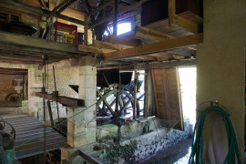 
                                                                                        Vente
                                                                                         Authentique moulin à eau du XIXe siècle avec sa roue à aubes. 