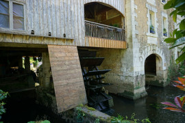 
                                                                                        Vente
                                                                                         Authentique moulin à eau du XIXe siècle avec sa roue à aubes. 