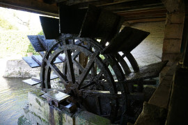 
                                                                                        Vente
                                                                                         Authentique moulin à eau du XIXe siècle avec sa roue à aubes. 