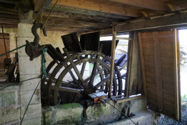 
                                                                                        Vente
                                                                                         Authentique moulin à eau du XIXe siècle avec sa roue à aubes. 