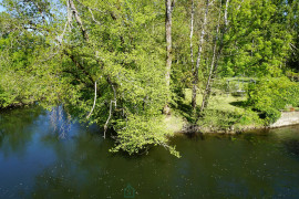 
                                                                                        Vente
                                                                                         Authentique moulin à eau du XIXe siècle avec sa roue à aubes. 