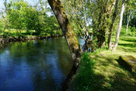 
                                                                                        Vente
                                                                                         Authentique moulin à eau du XIXe siècle avec sa roue à aubes. 