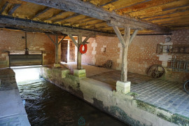 
                                                                                        Vente
                                                                                         Authentique moulin à eau du XIXe siècle avec sa roue à aubes. 