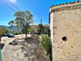 
                                                                                        Vente
                                                                                         Bargeme , haut Var  maison de village mitoyenne  , 64 M2 , 2 chambres , T3 , garage atelier 