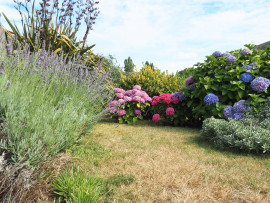 
                                                                                        Vente
                                                                                         Belle demeure en pierres avec volume, luminosité, beau jardin aménagé