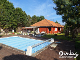 
                                                                                        Vente
                                                                                         Belle Maison en Bois avec Piscine et Grand Jardin