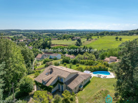 
                                                                                        Vente
                                                                                         BERGERAC EST, grande maison en pierres sans aucun vis à vis, vue dégagée panoramique sur la campagne, 5 chambres, beaux volumes, piscine, triple garage, atelier, 7000 m2