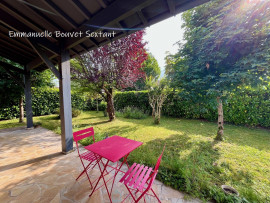 
                                                                                        Vente
                                                                                         Bergerac, maison à étage avec vie de plain-pied, 4 chambres, garage, jardin arboré et clos, terrasse couverte.