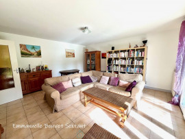 
                                                                                        Vente
                                                                                         Bergerac, maison à étage avec vie de plain-pied, 4 chambres, garage, jardin arboré et clos, terrasse couverte.