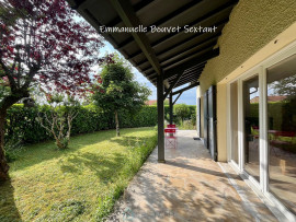 
                                                                                        Vente
                                                                                         Bergerac, maison à étage avec vie de plain-pied, 4 chambres, garage, jardin arboré et clos, terrasse couverte.