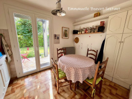 
                                                                                        Vente
                                                                                         Bergerac, maison à étage avec vie de plain-pied, 4 chambres, garage, jardin arboré et clos, terrasse couverte.