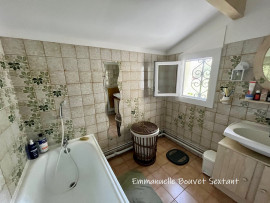 
                                                                                        Vente
                                                                                         Bergerac, maison à étage avec vie de plain-pied, 4 chambres, garage, jardin arboré et clos, terrasse couverte.