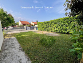 
                                                                                        Vente
                                                                                         Bergerac, maison à étage avec vie de plain-pied, 4 chambres, garage, jardin arboré et clos, terrasse couverte.