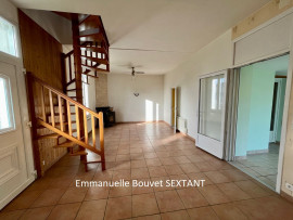 
                                                                                        Vente
                                                                                         BERGERAC,maison année 30 avec extension, vie de plain-pied possible, 4 chambres, véranda, terrasse couverte, piscine hors-sol, grand terrain