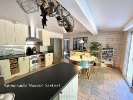 
                                                                                        Vente
                                                                                         Bergerac ouest, belle maison contemporaine de plain-pied, 5 à 6 chambres, 3 salles d'eau, séjour double, bureau/atelier, garage, spa, terrain arboré et paysagé, environnement calme