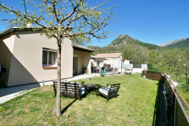 
                                                                                        Vente
                                                                                         Castellane , Une maison 94 M2, 4 chambres , T5 , 480 M2 de terrain , garage 20 M2