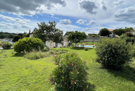 
                                                                                        Vente
                                                                                         CHARENTAISE DE 165,5 M² SUR UNE PARCELLE DE 1 180 M² AVEC PISCINE ET GARAGE