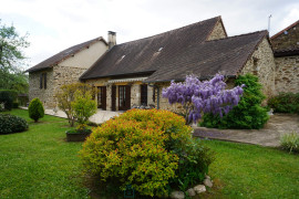 
                                                                                        Vente
                                                                                         Charmant corps de ferme situé au coeur du paisible et pittoresque paysage du Périgord Vert. 