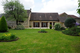 
                                                                                        Vente
                                                                                         Charmant corps de ferme situé au coeur du paisible et pittoresque paysage du Périgord Vert. 