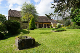 
                                                                                        Vente
                                                                                         Charmant corps de ferme situé au coeur du paisible et pittoresque paysage du Périgord Vert. 