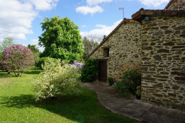 
                                                                                        Vente
                                                                                         Charmant corps de ferme situé au coeur du paisible et pittoresque paysage du Périgord Vert. 