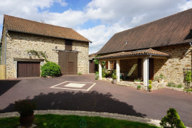 
                                                                                        Vente
                                                                                         Charmant corps de ferme situé au coeur du paisible et pittoresque paysage du Périgord Vert. 