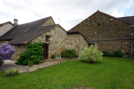 
                                                                                        Vente
                                                                                         Charmant corps de ferme situé au coeur du paisible et pittoresque paysage du Périgord Vert. 