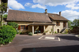 
                                                                                        Vente
                                                                                         Charmant corps de ferme situé au coeur du paisible et pittoresque paysage du Périgord Vert. 