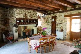 
                                                                                        Vente
                                                                                         Charmant corps de ferme situé au coeur du paisible et pittoresque paysage du Périgord Vert. 