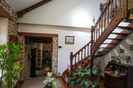 
                                                                                        Vente
                                                                                         Charmant corps de ferme situé au coeur du paisible et pittoresque paysage du Périgord Vert. 