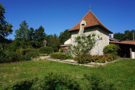 
                                                                                        Vente
                                                                                         Charmant ensemble immobilier en pierre du XVIIIe siècle niché dans le parc naturel du Périgord vert. 