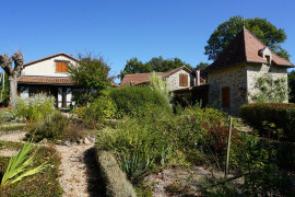 
                                                                                        Vente
                                                                                         Charmant ensemble immobilier en pierre du XVIIIe siècle niché dans le parc naturel du Périgord vert. 