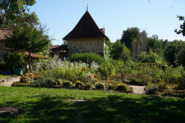 
                                                                                        Vente
                                                                                         Charmant ensemble immobilier en pierre du XVIIIe siècle niché dans le parc naturel du Périgord vert. 