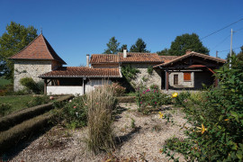 
                                                                                        Vente
                                                                                         Charmant ensemble immobilier en pierre du XVIIIe siècle niché dans le parc naturel du Périgord vert. 