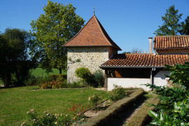 
                                                                                        Vente
                                                                                         Charmant ensemble immobilier en pierre du XVIIIe siècle niché dans le parc naturel du Périgord vert. 