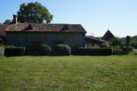 
                                                                                        Vente
                                                                                         Charmant ensemble immobilier en pierre du XVIIIe siècle niché dans le parc naturel du Périgord vert. 