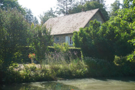 
                                                                                        Vente
                                                                                         Charmante maison en pierre agrémentée d'un étang et bordée par une rivière. 