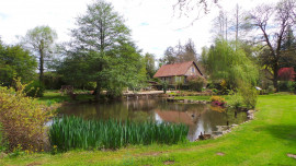 
                                                                                        Vente
                                                                                         Charmante maison en pierre agrémentée d'un étang et bordée par une rivière. 