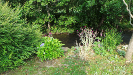 
                                                                                        Vente
                                                                                         Charmante maison en pierre agrémentée d'un étang et bordée par une rivière. 