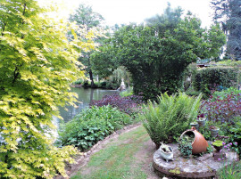 
                                                                                        Vente
                                                                                         Charmante maison en pierre agrémentée d'un étang et bordée par une rivière. 